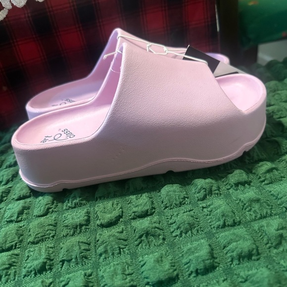 Art Class Kids Soft Pink Slippers - Picture 3 of 3